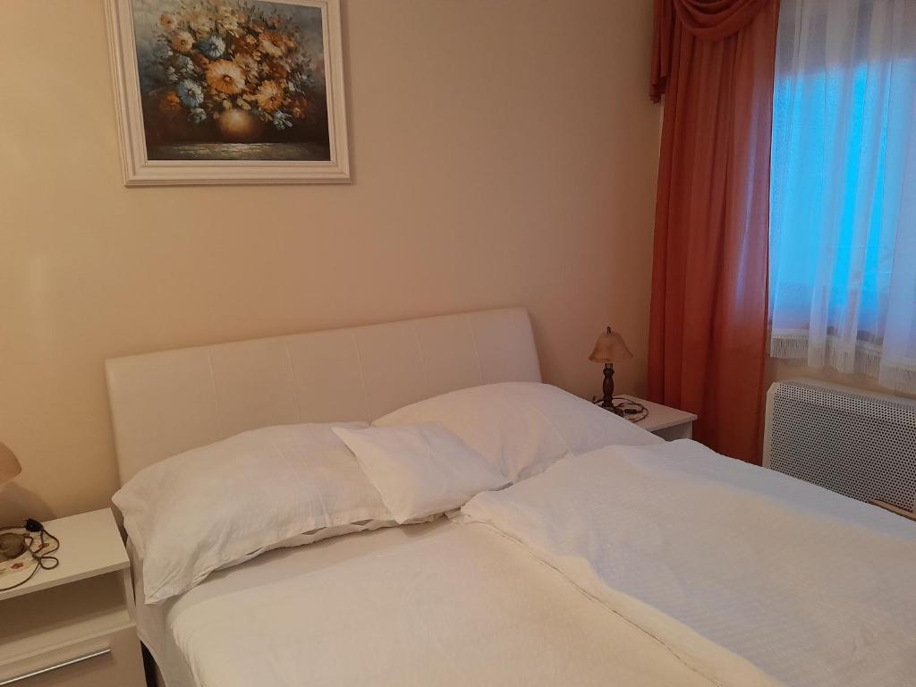A bed or beds in a room at Ildiko Appertements
