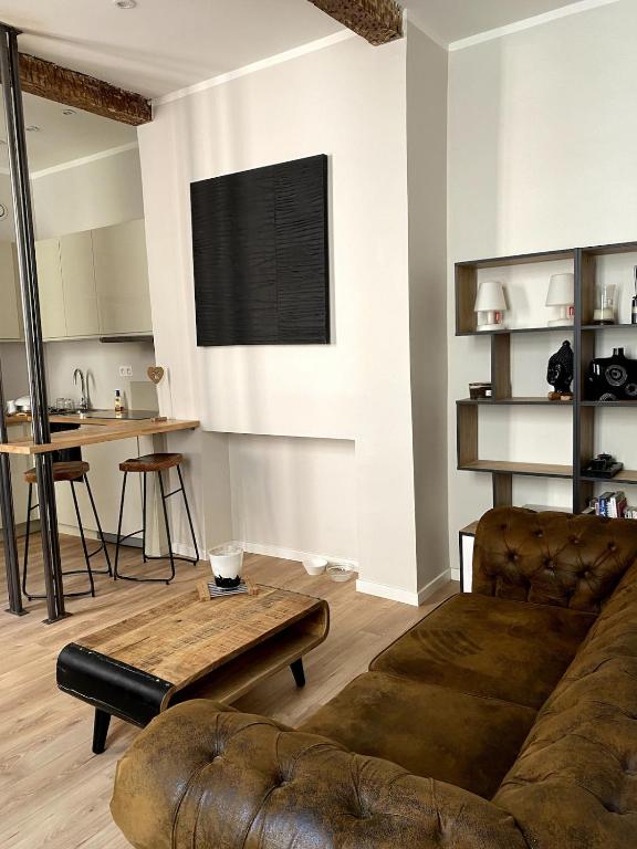 un salon avec un canapé et une table dans l'établissement T2 historic district of Carmes, à Toulouse