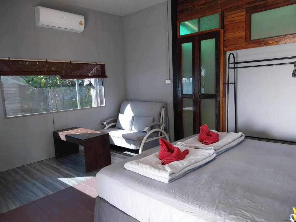 Postel nebo postele na pokoji v ubytování Monkey Island Resort Koh Mak