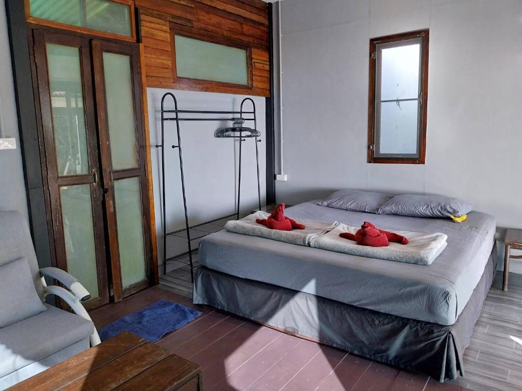 Postel nebo postele na pokoji v ubytování Monkey Island Resort Koh Mak