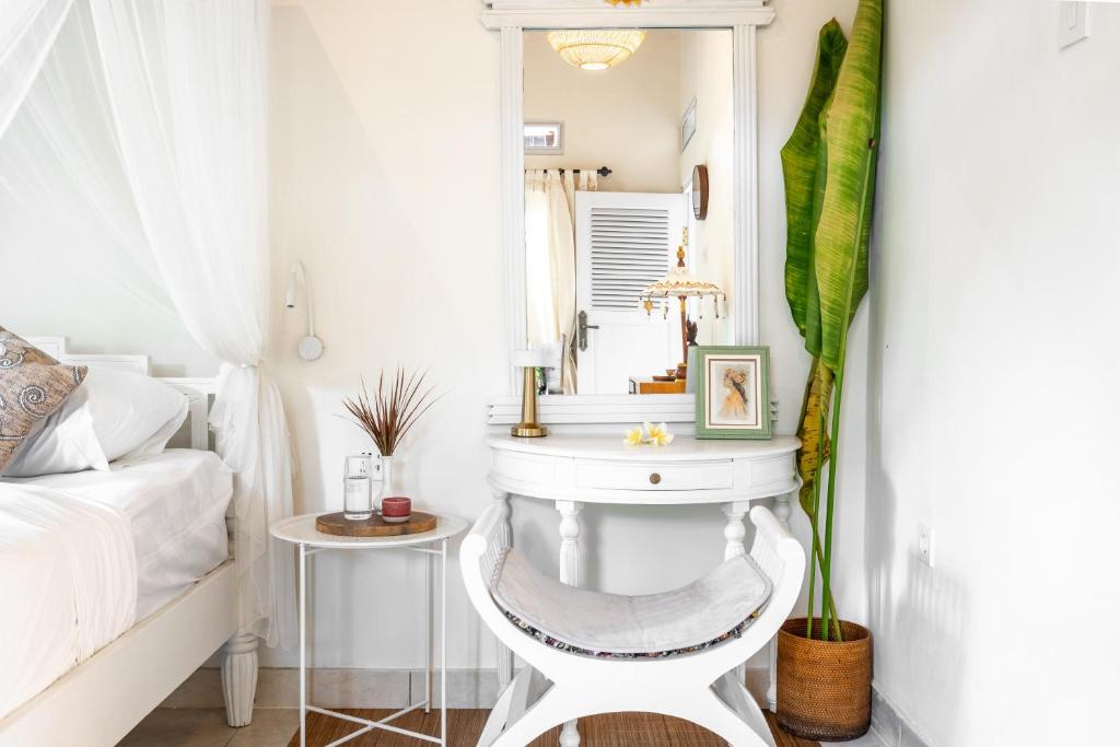 Moon & Honey villa في أوبود: حمام ابيض ومرآة وسرير