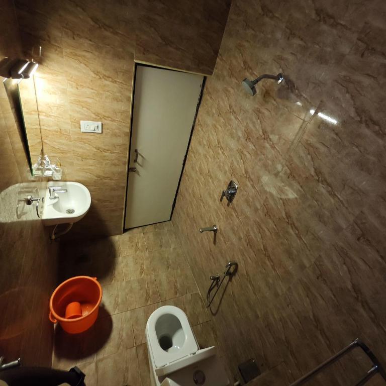 Koupelna v ubytování AL NOOR RESIDENCY