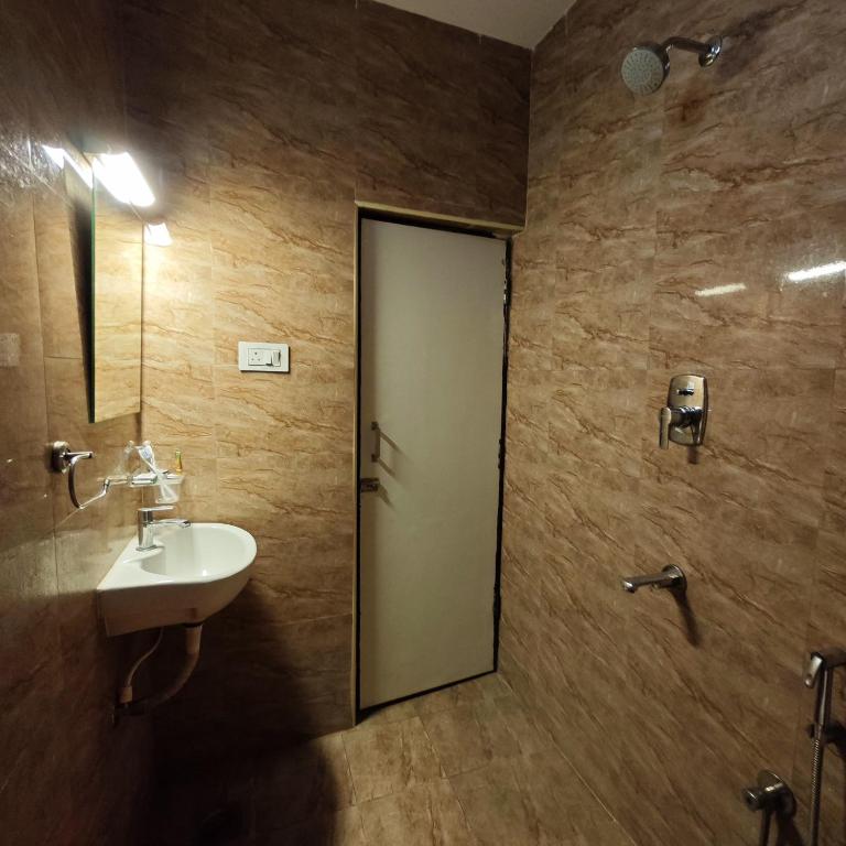 Koupelna v ubytování AL NOOR RESIDENCY