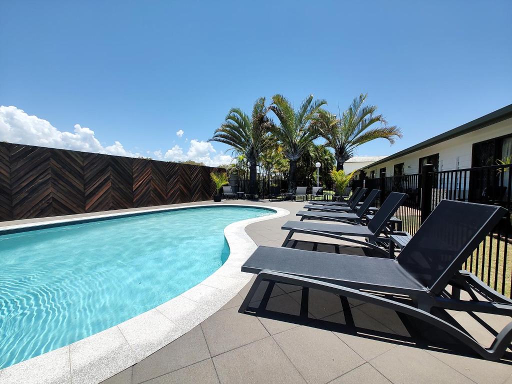 Bazén v ubytování Pacific Palms Motor Inn nebo v jeho okolí