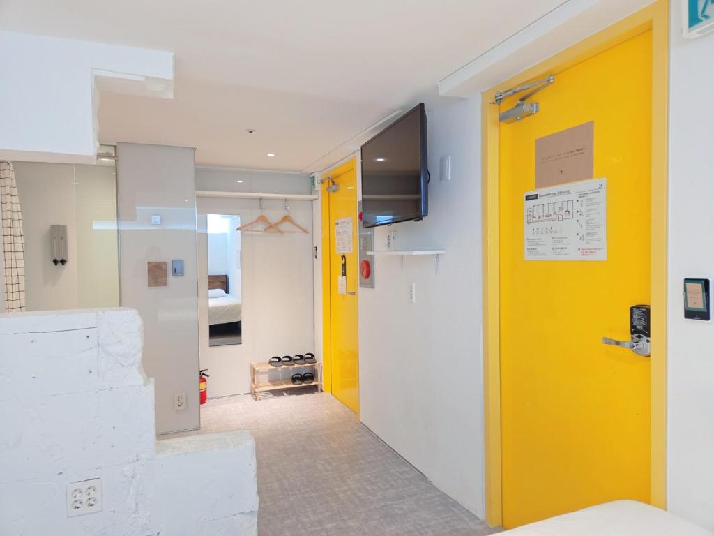 TV a/nebo společenská místnost v ubytování Look Home Guesthouse
