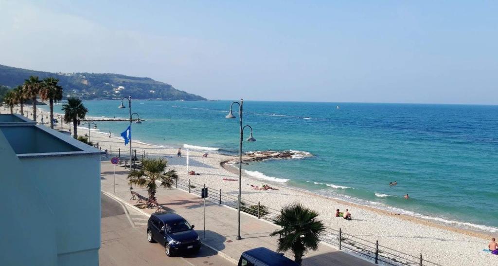 une vue d'une plage avec des gens et l'océan dans l'établissement Casa Almyrà Costa dei trabocchi, à Fossacesia