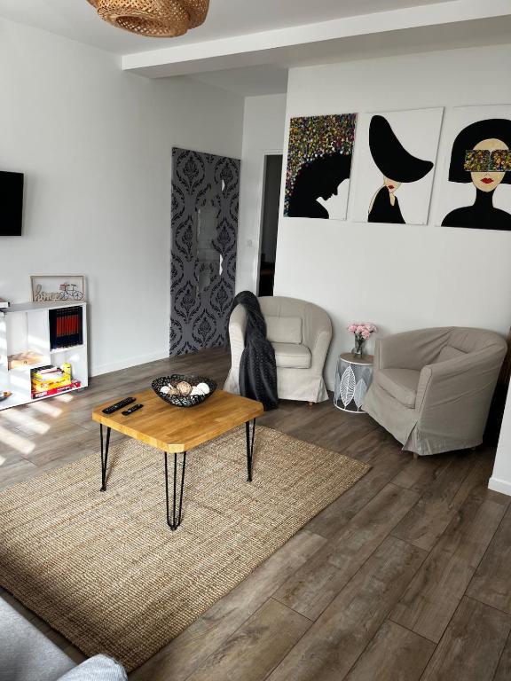 un salon avec une table basse et un canapé dans l'établissement Chez Mihaela, à La Celle-sous-Gouzon