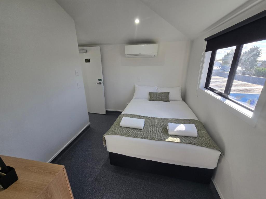Postel nebo postele na pokoji v ubytování Microtel Lodge