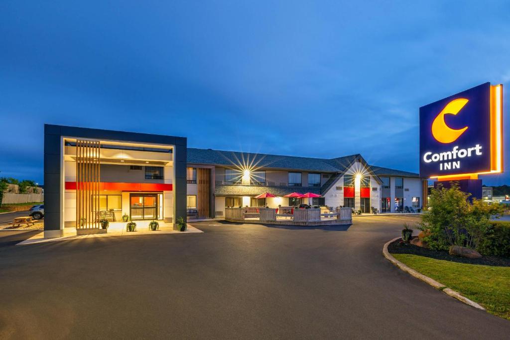 a front view of a hotel with a c comfort inn at Comfort Inn in Charlottetown
