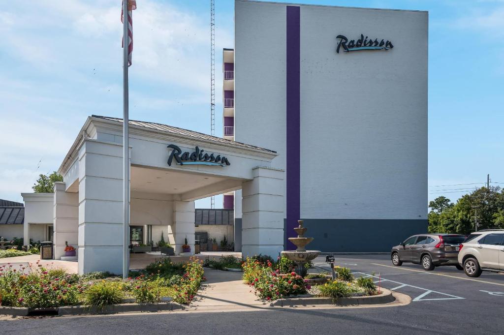Radisson Hotel Grand Rapids Riverfront - Housity