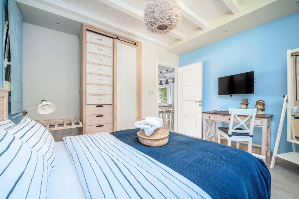 Postel nebo postele na pokoji v ubytování Seabreeze Villa - with Jacuzzi & heated pool
