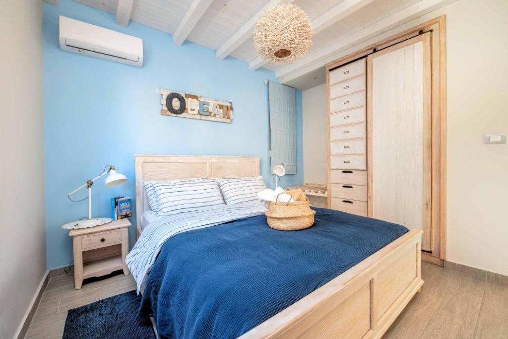 Postel nebo postele na pokoji v ubytování Seabreeze Villa - with Jacuzzi & heated pool