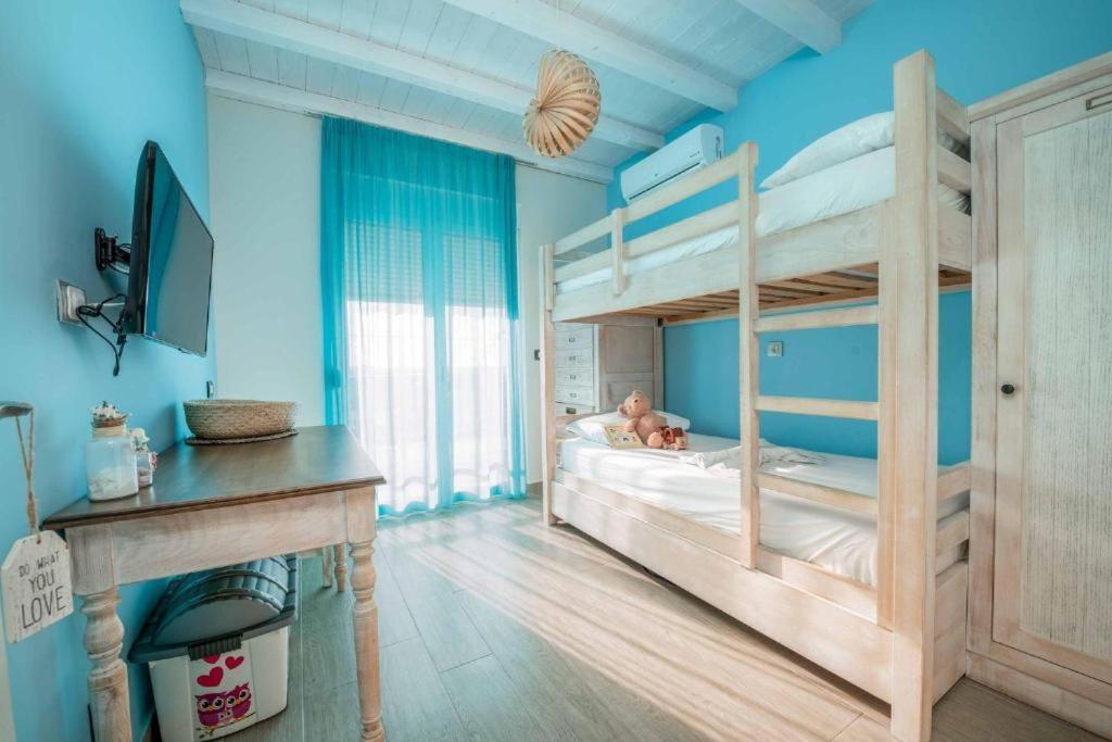 Postel nebo postele na pokoji v ubytování Seabreeze Villa - with Jacuzzi & heated pool