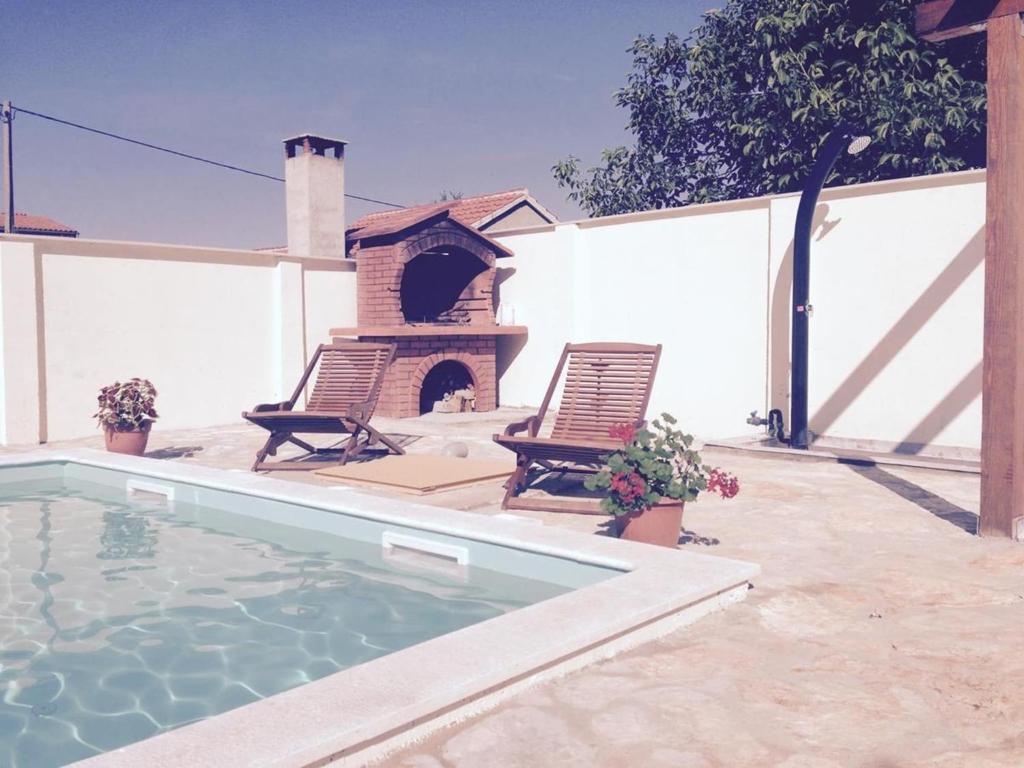 Bazén v ubytovaní Peaceful Poolside Escape alebo v jeho blízkosti