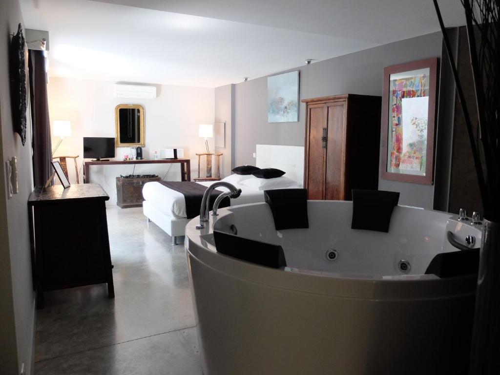 uma casa de banho com banheira e um quarto em Be Loft B&B Pool & Spa em Avignon