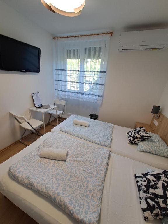 Postel nebo postele na pokoji v ubytování Május 1 Vendégház - Torony