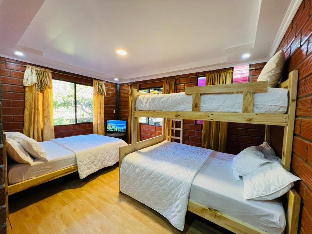 a bedroom with two bunk beds in a room at Casa Brisa Volcánica in Baños