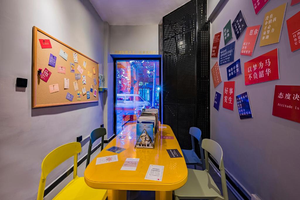 BeiJing Seeyou Youth Hostel - Lama Temple&Tian'anmen& Forbidden City ,One stop on the special line to the airport Free Laundry Luggage Storage Wifi and laundry room Tourism service photo