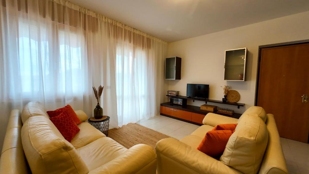TV a/nebo společenská místnost v ubytování Garda Lake Holiday Apartments quadrilocale