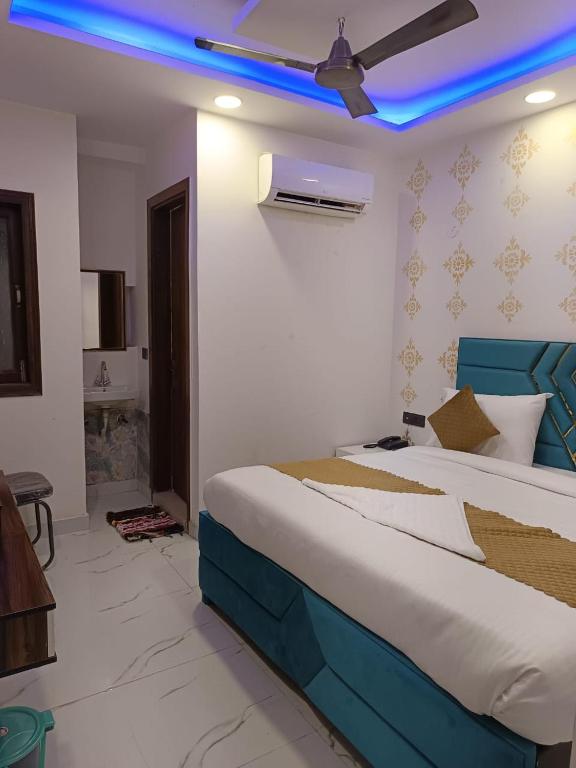 Postel nebo postele na pokoji v ubytování Hotel NP International - Near Govindpuri Metro