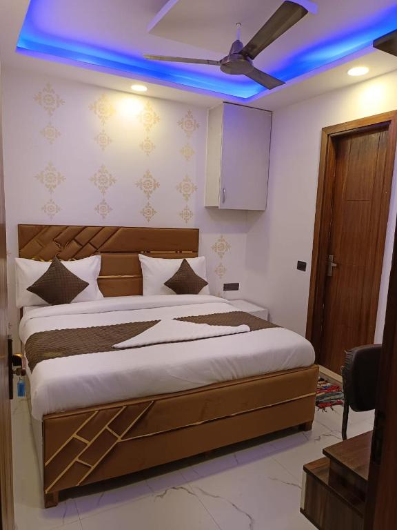 Postel nebo postele na pokoji v ubytování Hotel NP International - Near Govindpuri Metro