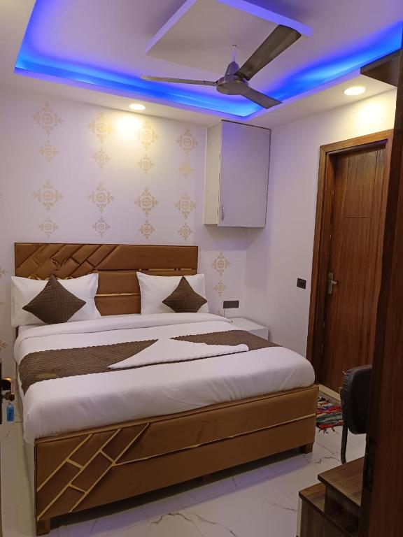 Postel nebo postele na pokoji v ubytování Hotel NP International - Near Govindpuri Metro