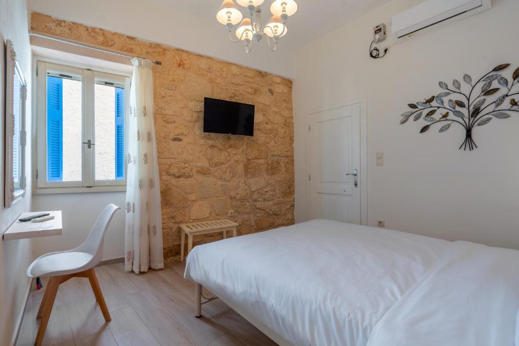 Postel nebo postele na pokoji v ubytování gdk house in the heart of Aegina