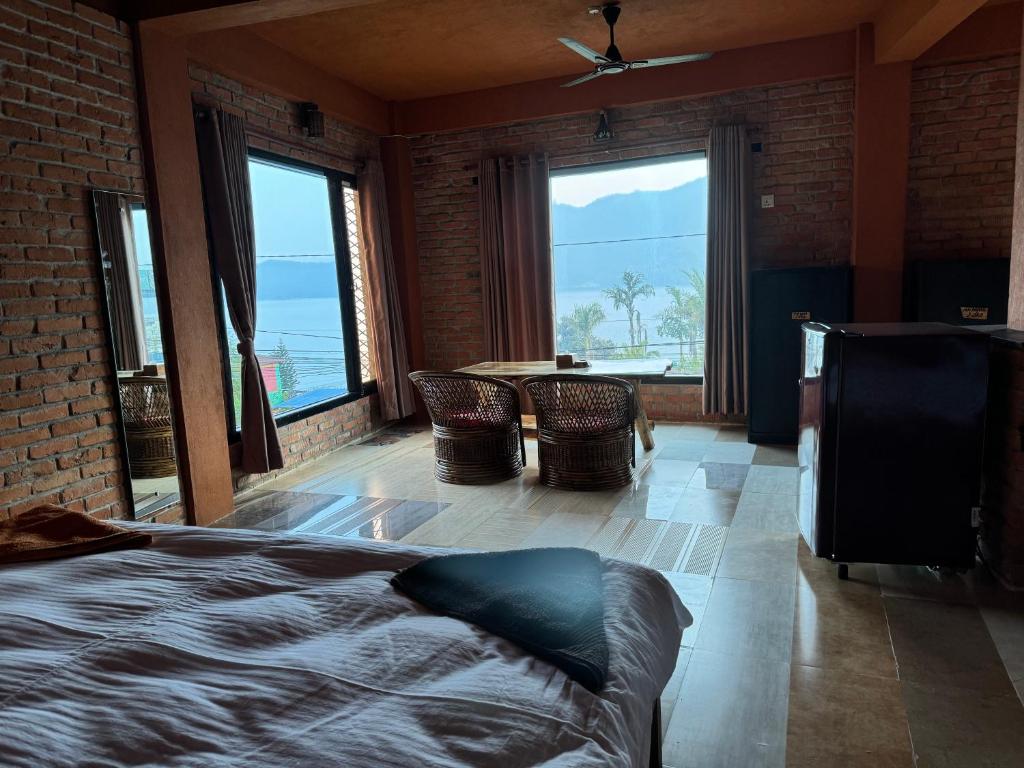 Un pat sau paturi într-o cameră la Nar-Bis Hotel
