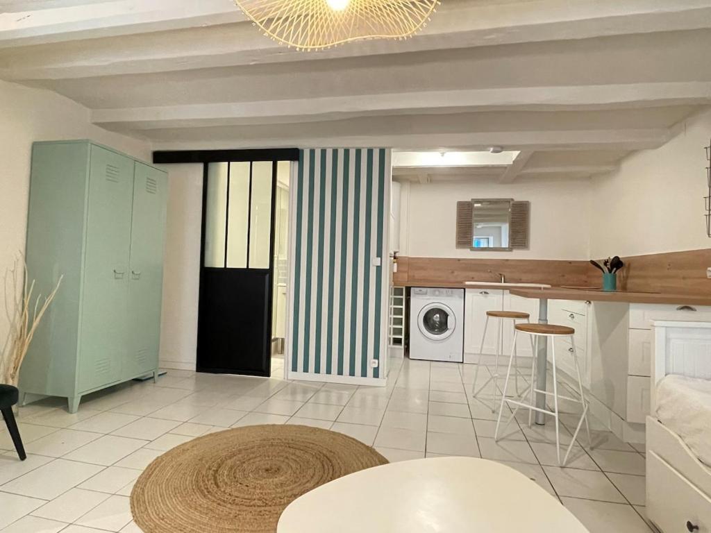 un salon avec une table et une cuisine dans l'établissement Studio en hyper centre, à La Rochelle