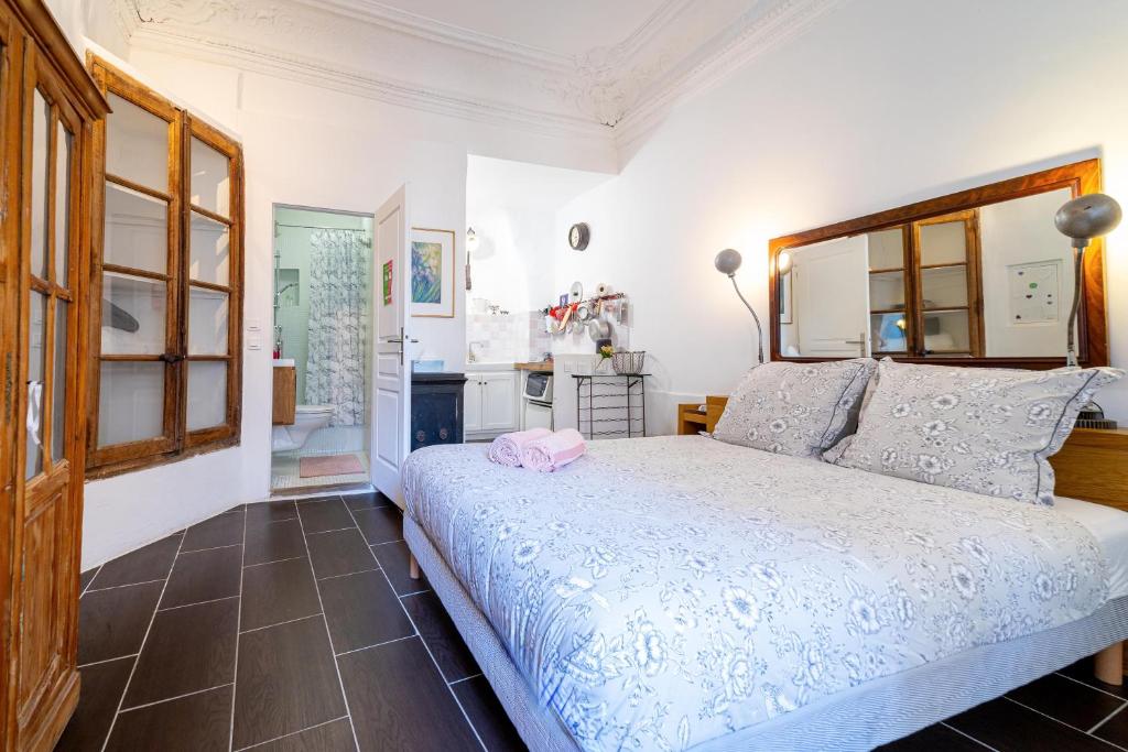 a bedroom with a bed with a pink box on it at Le petit carnot in Apt