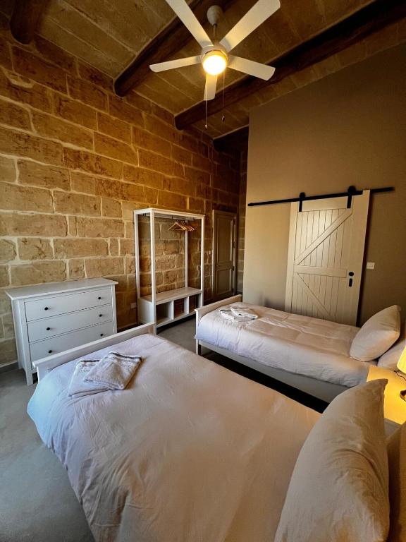 Postel nebo postele na pokoji v ubytování Peonja Suite