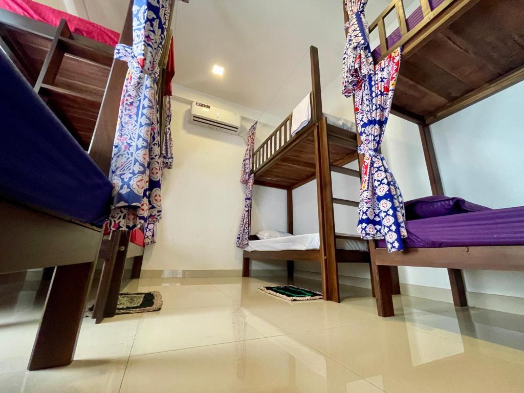 Postel nebo postele na pokoji v ubytování Curly Hostel Negombo