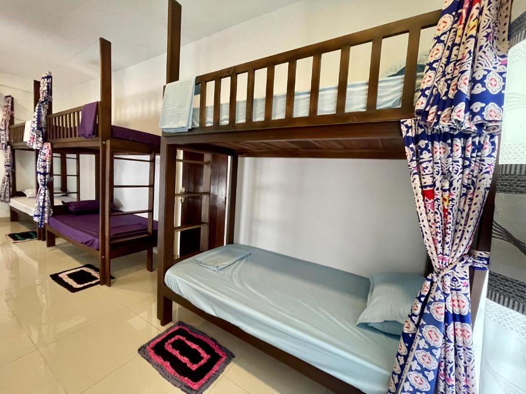 Postel nebo postele na pokoji v ubytování Curly Hostel Negombo