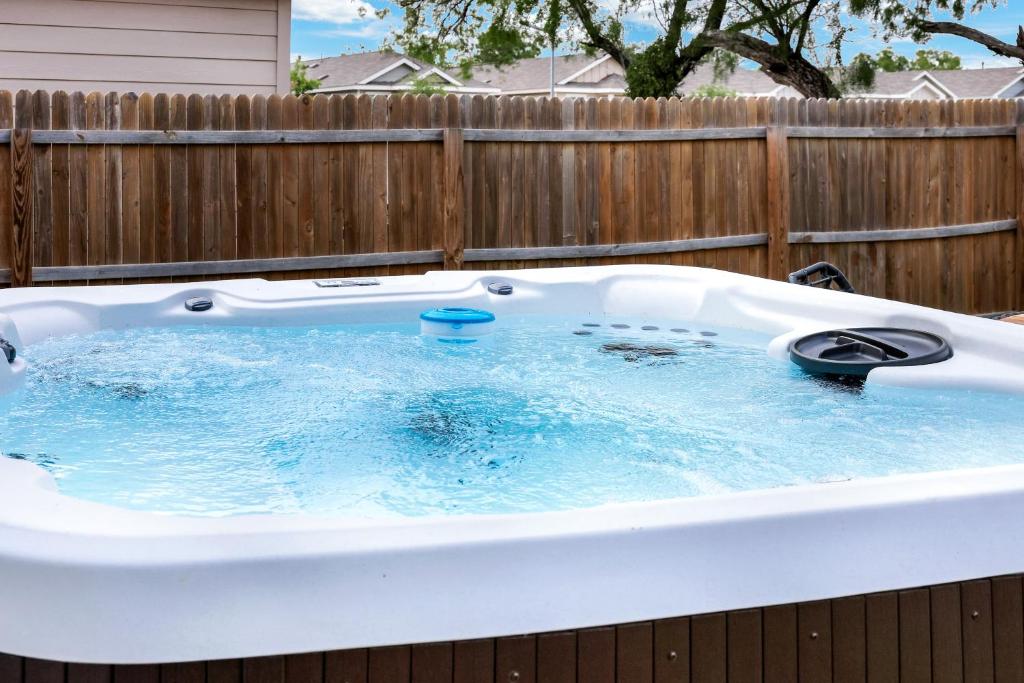 Ảnh trong thư viện ảnh của Nr Missions Park Hot Tub Getaway Yard Games Bbq ở San Antonio