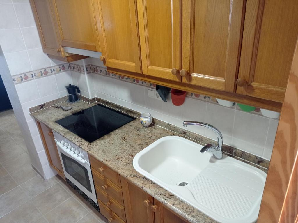Kuchyň nebo kuchyňský kout v ubytování Los Juncos Solo Familias Serviplaya