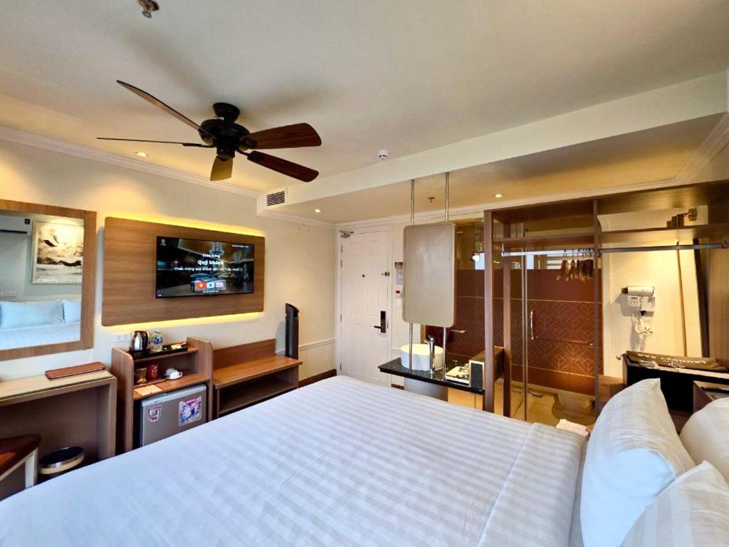 Postel nebo postele na pokoji v ubytování Tulip Hotel 2