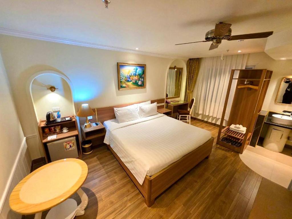 Postel nebo postele na pokoji v ubytování Tulip Hotel 2