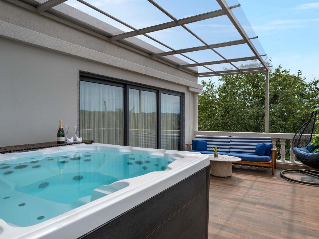 Bazén v ubytování Grand Mercure Goa Candolim - An Accor Hotels Brand nebo v jeho okolí