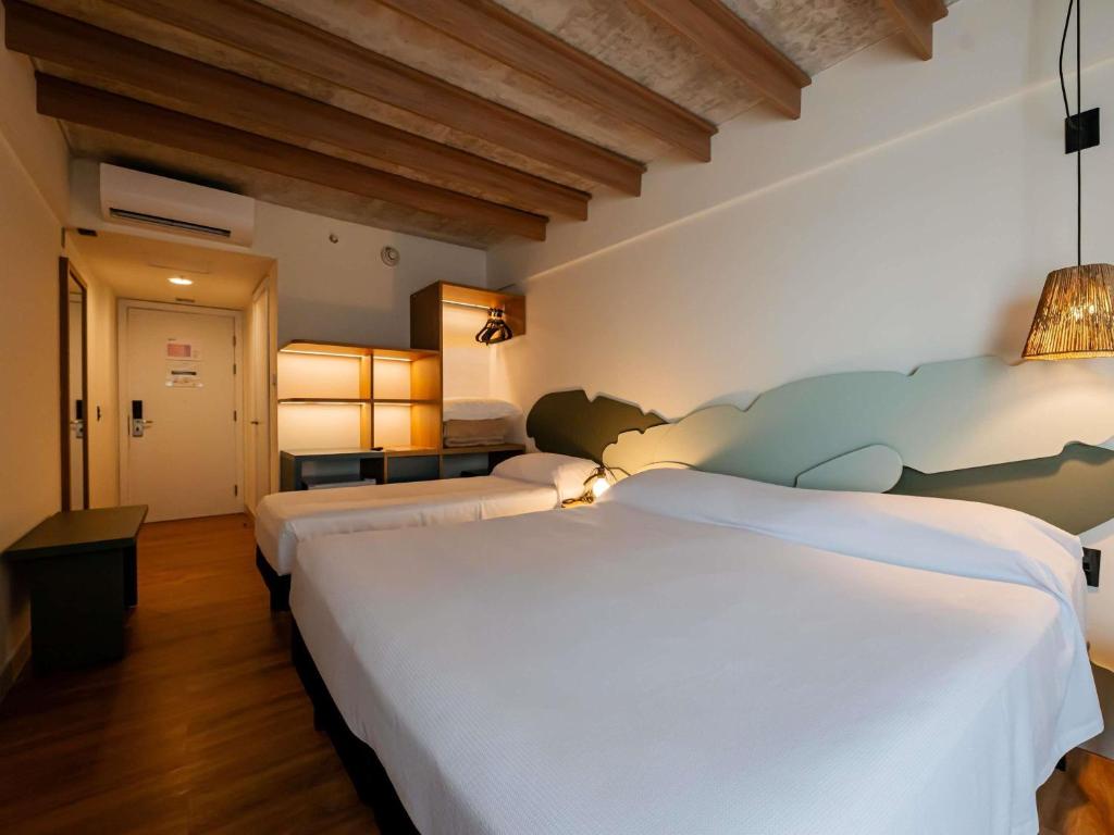 Postel nebo postele na pokoji v ubytování Ibis Styles Maragogi - O primeiro Ibis Styles pé na areia do Brasil