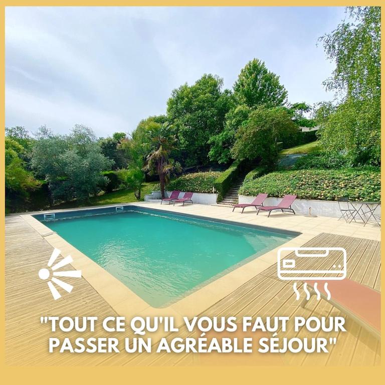 une piscine avec deux chaises et une table dans l'établissement Gîte de Pech de Monfabes, à Villeneuve-sur-Lot