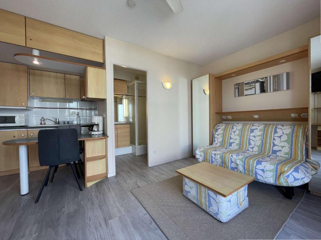 Cette chambre comprend un lit, un bureau et une cuisine. dans l'établissement Appt Studio LA ROCHELLE - LR010-133, à La Rochelle