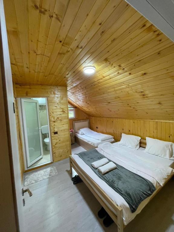 Postel nebo postele na pokoji v ubytování Bujtina Arlindi