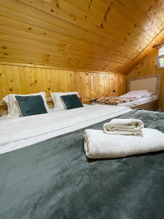 Postel nebo postele na pokoji v ubytování Bujtina Arlindi