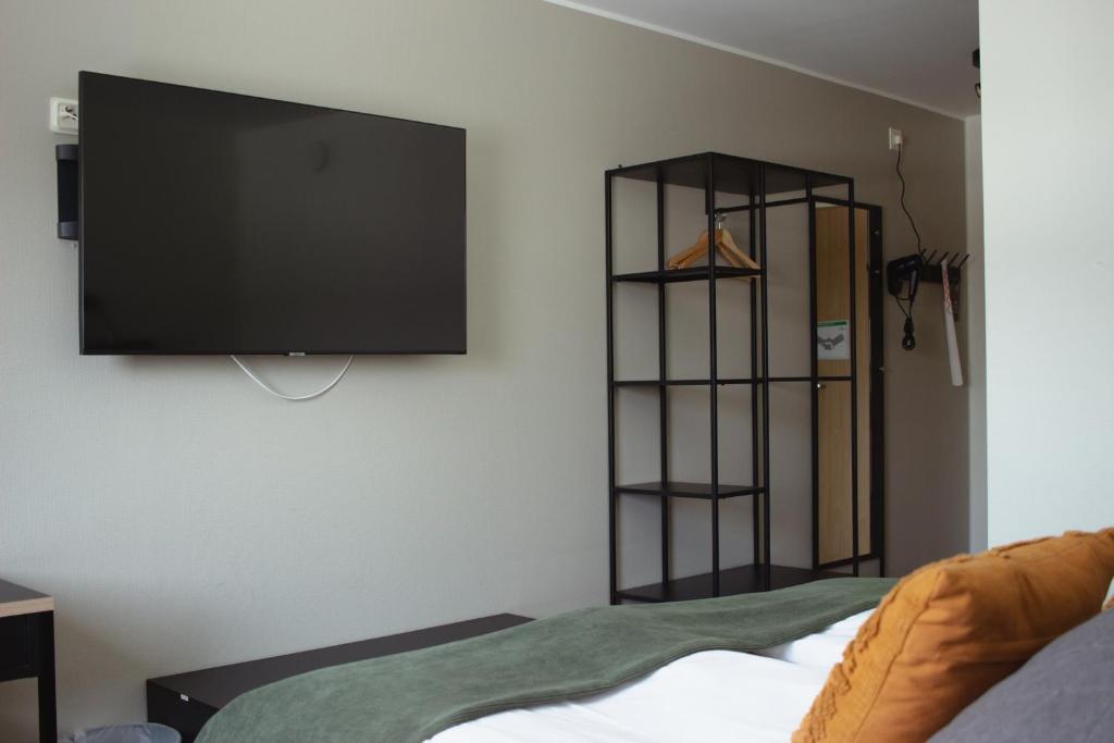 TV a/nebo společenská místnost v ubytování Hornavan Hotell