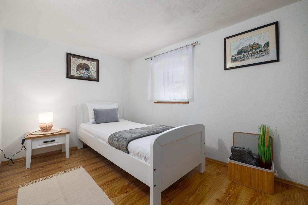Łóżko lub łóżka w pokoju w obiekcie Apartment Katalin Kornić