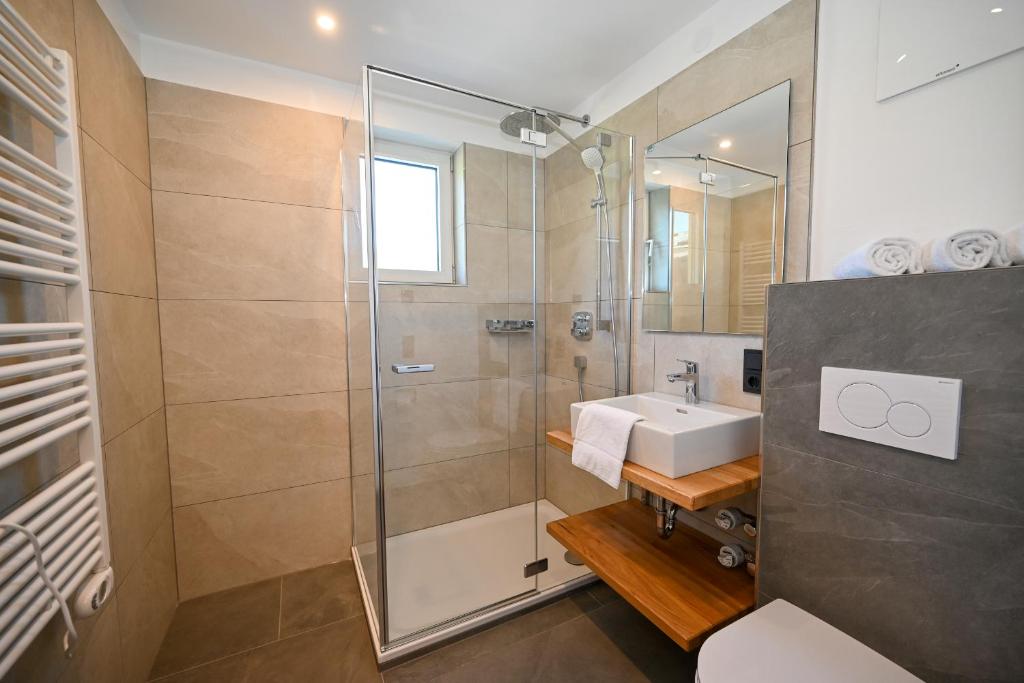 A bathroom at Domizil Thirteen - Sauna and glacier view
