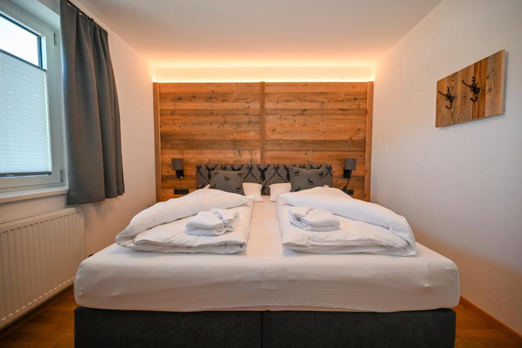 A bed or beds in a room at Domizil Thirteen - Sauna and glacier view