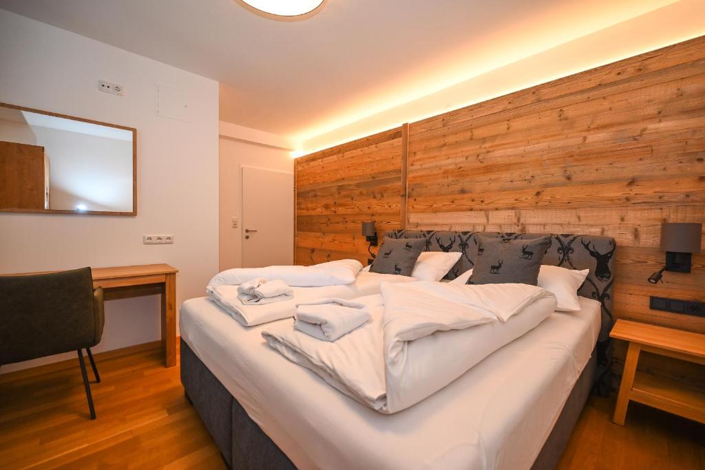 A bed or beds in a room at Domizil Thirteen - Sauna and glacier view