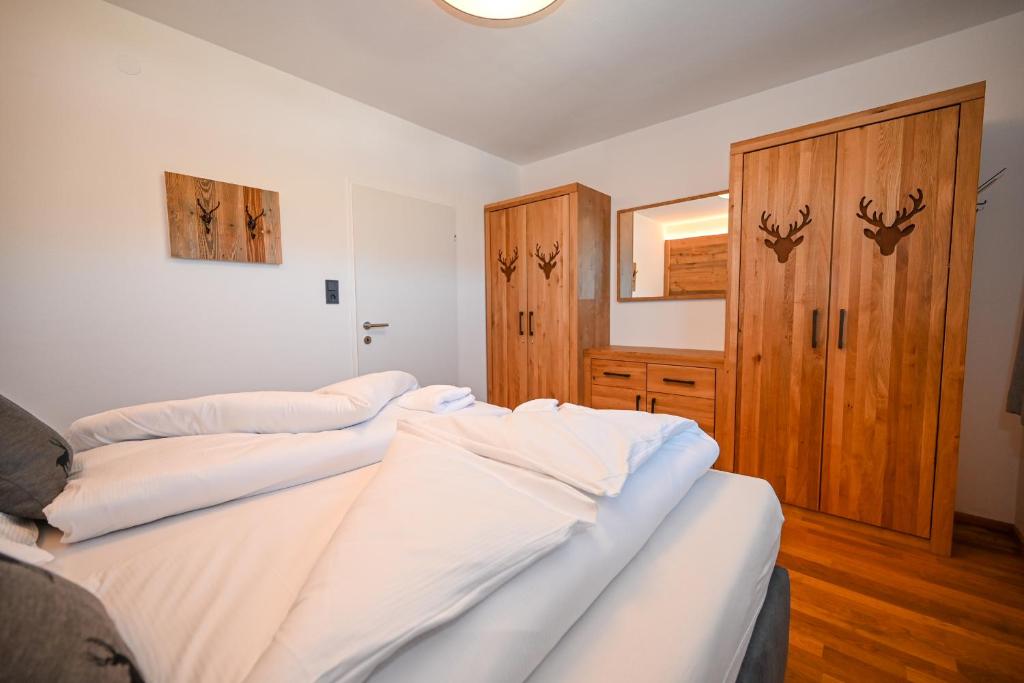 A bed or beds in a room at Domizil Thirteen - Sauna and glacier view