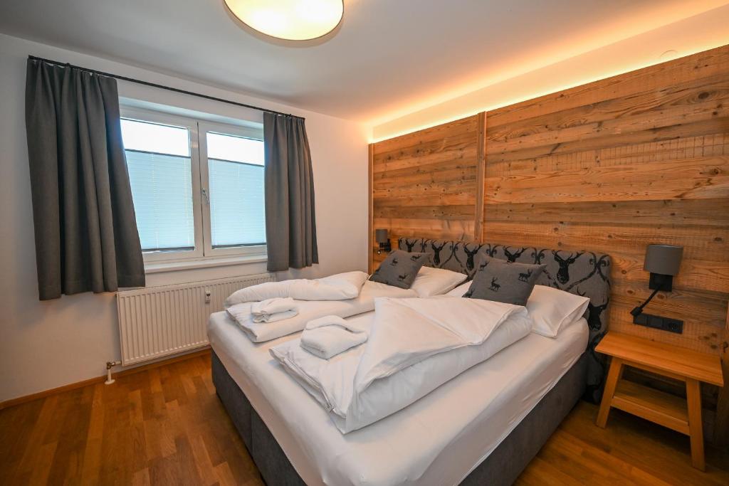 A bed or beds in a room at Domizil Thirteen - Sauna and glacier view